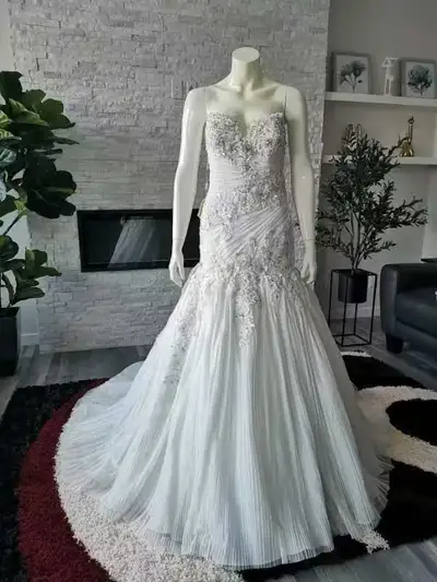 Elegant Wedding Gown Designer: YSA Makino Style Number: #3163 Size: 14 Color: Off-White Original Pur...