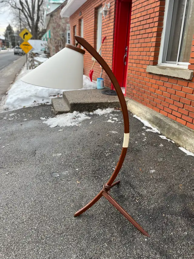 Lampe sur pied vintage en teck danois MCM Teak Bow Arc Lamp in Indoor Lighting & Fans in City of Montréal - Image 8