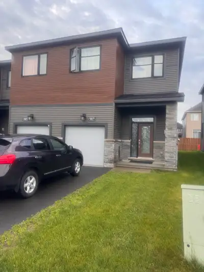 3 Bedroom End unit Townhouse in Barheaven