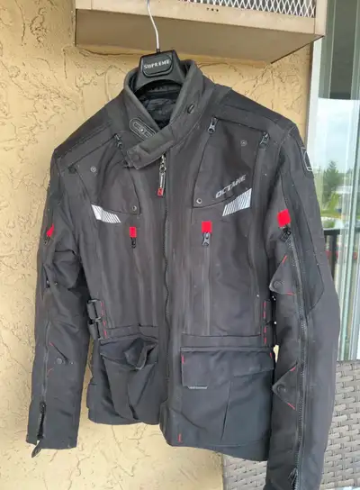 This is a like new men’s Octane Radiator motorcycle jacket, designed for optimal airflow and comfort...