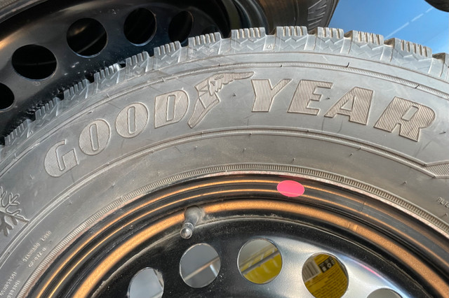 4x pneus d’hiver Goodyear 215/70/16 + rims 5x105 (GM)  dans Pneus et jantes  à Laval/Rive Nord - Image 3