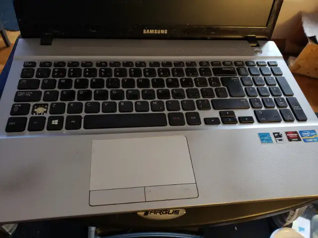 Samsung laptop battery parts screen NP300e5e NP550p5c key keys in Laptop Accessories in Ottawa - Image 8