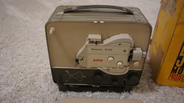 Vintage KODAK BROWNIE 500 8mm movie projector in Arts & Collectibles in Saskatoon - Image 2