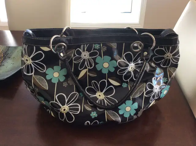 Bourse Bueno et boutique beauté in Women's - Bags & Wallets in St-Georges-de-Beauce - Image 2