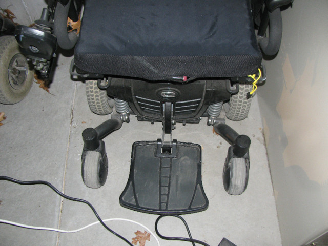 QUANTUM ELECTRIC WHEELCHAIR in Other in Norfolk County - Image 2