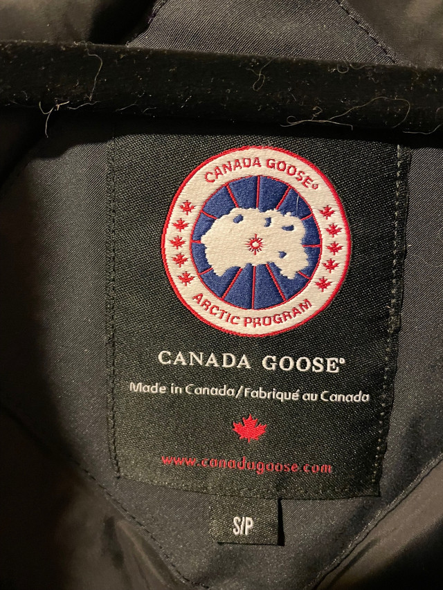 Authentic Small Canada Goose jacket for women in Women's - Tops & Outerwear in Markham / York Region - Image 3
