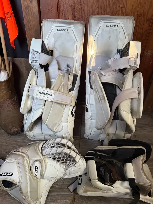 Axis 2.9 31 +1 intermediate Goalie pads/glove and blocker set in Hockey in Portage la Prairie - Image 4