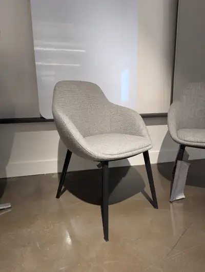 2× Fauteuils lounge Berhardt Chantal lounge chairs, View more