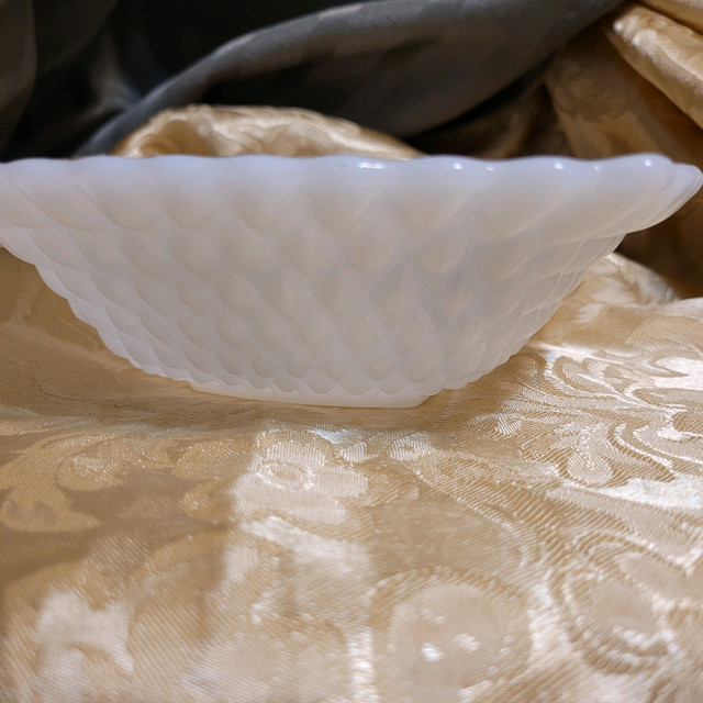 6 1/2" SQUARE X 2" DEEP WHITE MILK GLASS in Arts & Collectibles in Markham / York Region - Image 2