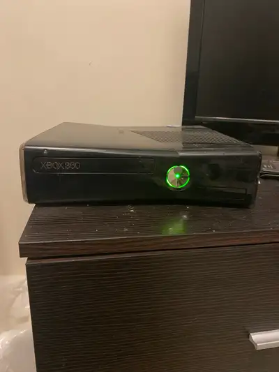 Xbox 360/ Hitachi TV Set with Copy of Fallout 3, View more