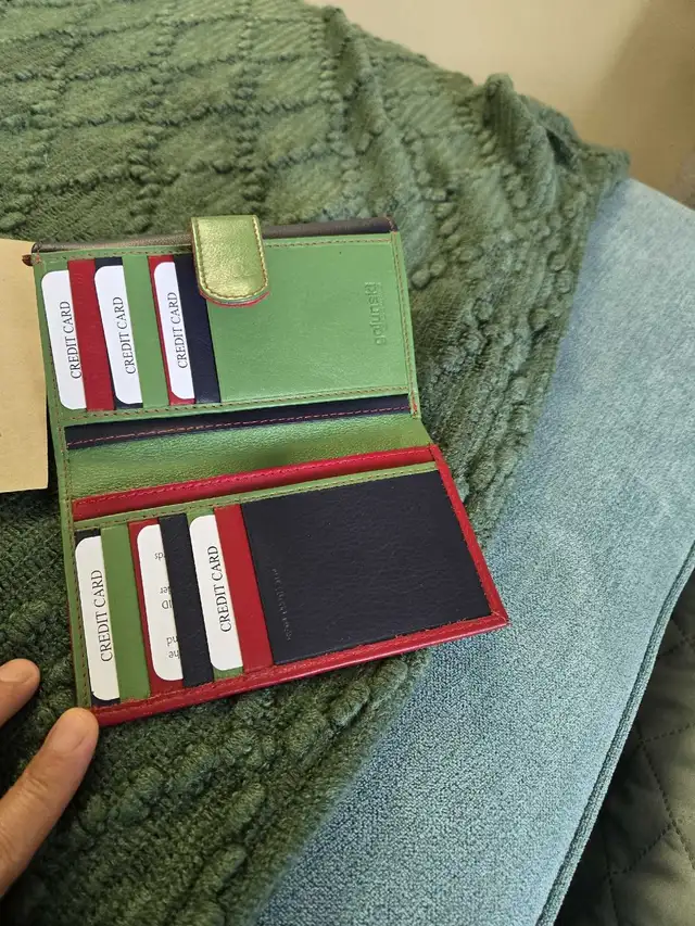 Leather Wallet NEW in Women's - Bags & Wallets in Oakville / Halton Region - Image 4