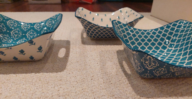 Set of 3 Porcelain Serving bowls w/built in handles: aquablue/wh in Kitchen & Dining Wares in City of Toronto - Image 2