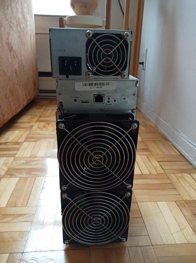 Bitmain Antminer Z11 135Ksol/s Equihash miner With PSU dans Appareils électroniques  à Ville de Montréal - Image 2