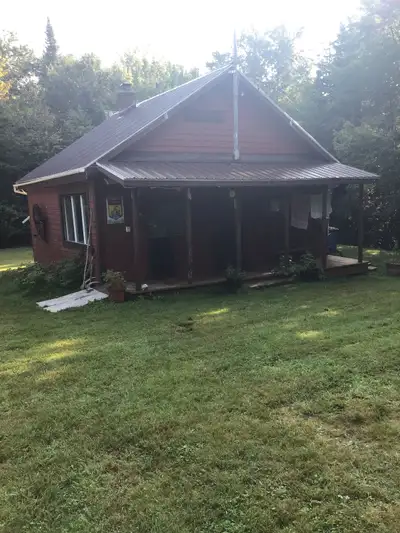Beau camp pour chasse ou relaxer, avec tout les meubles et deux frigo fonction bien. Crown land leas...