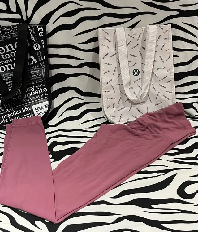 Lululemon Pants/ Leggings in Women's - Bottoms in City of Toronto - Image 2