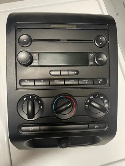 2004-2008 Ford F-150 Xlt Hvac heater air conditioning control assembly and CD player with full conso...
