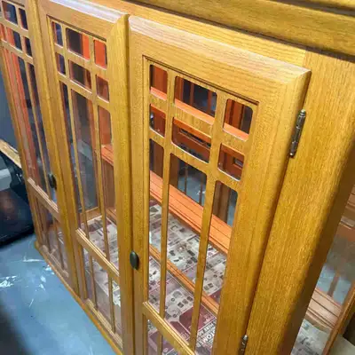 China cabinet with lights and glass backdrop, in perfect condition