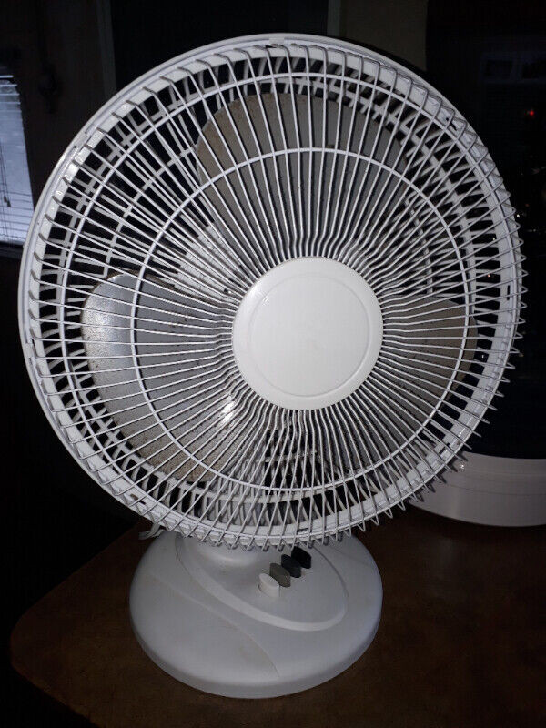 Oscillating Table Fan in Indoor Lighting & Fans in Kitchener / Waterloo - Image 3
