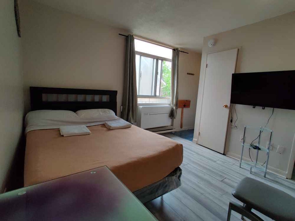 FURNISHED STUDIO APARTMENT IN DOWNTOWN TORONTO 2