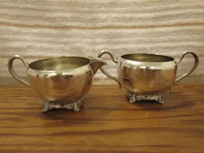1 sucrier et pot à crème antiques, plaqué argent de Wm.ROGERS $10,00. 1 poêlon antique 6 po. de diam...