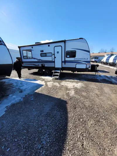 2022 26ft travel trailer by Springdale Sleeps 6 Everything needed for starting out is included Just...