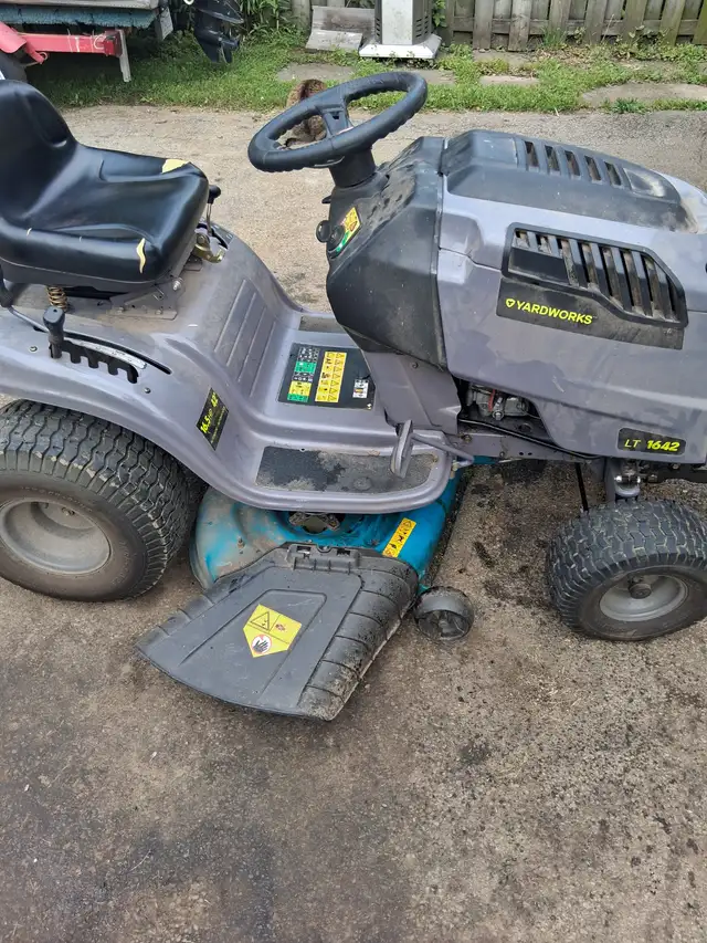 Riding lawnmower