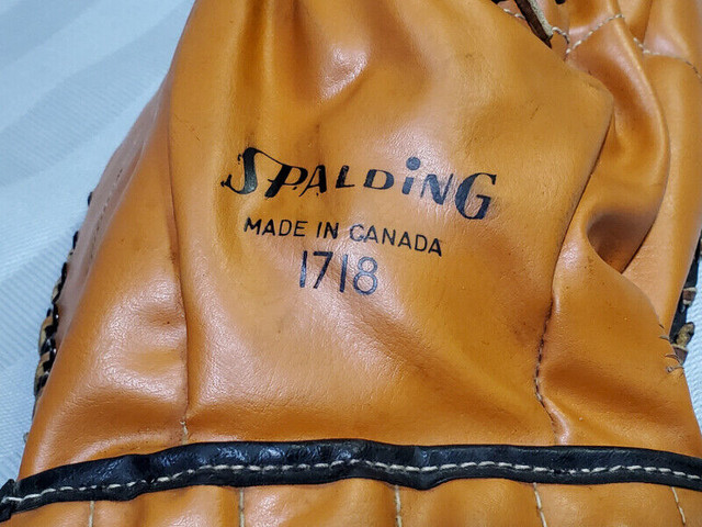 Vintage adult size Spalding goalie glove in Hockey in City of Toronto - Image 2