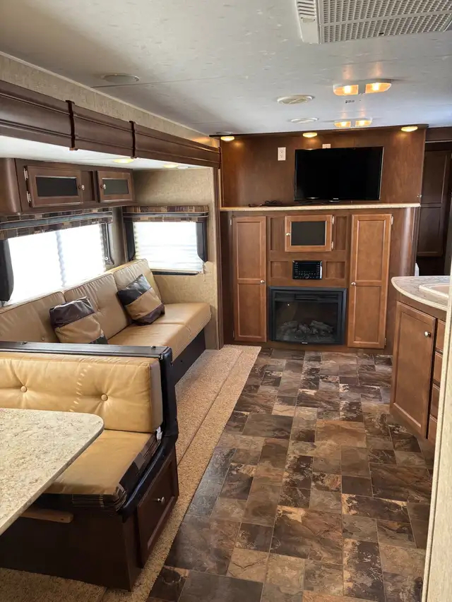 2014 Venture SportTrek 322VBH – Rear Bunkhouse, Outdoor Kitchen, in Travel Trailers & Campers in Regina - Image 8