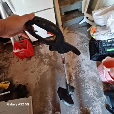 Keep your lawn looking pristine with this reliable Black and Decker string trimmer, which is in good...