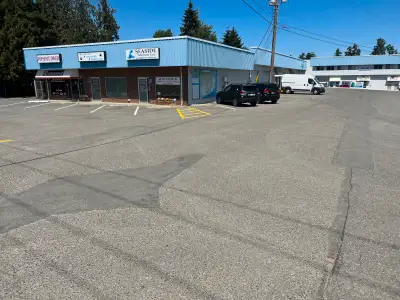High visibility space perfect for small business or office. Located in the Pine Tree Centre along th...