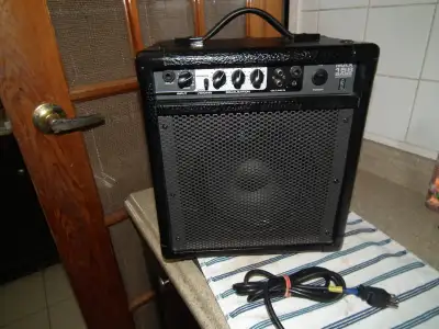 Peavey Max 158 Bass Combo Amplifier, View more