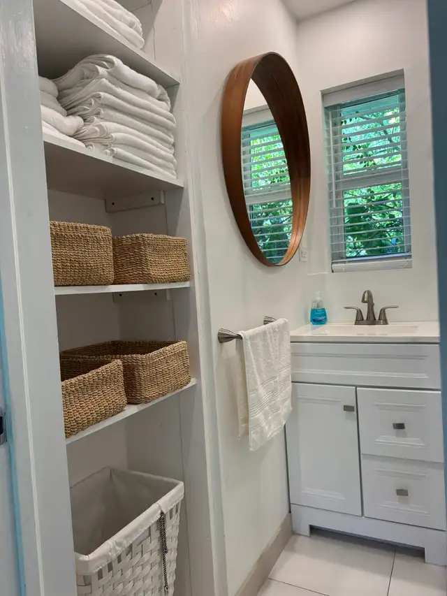 Cottage, Steps from Downtown & Beach - Special! DEC + JAN $3000 in Florida in Canada - Image 5