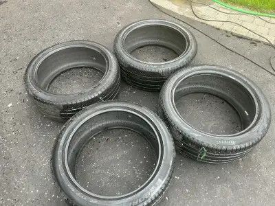4 Pneus Pirelli scorpion 275x40x21 avec environ 5mm a 6mm restant soit 50% de la vie du pneu, étaien...