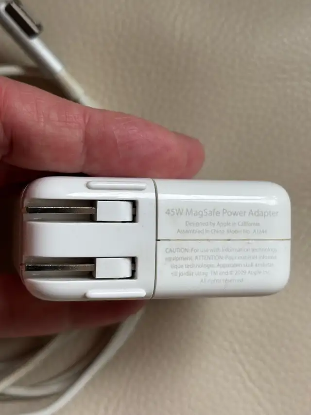 Apple 45W MagSafe Power Adapter in Laptop Accessories in City of Toronto - Image 3