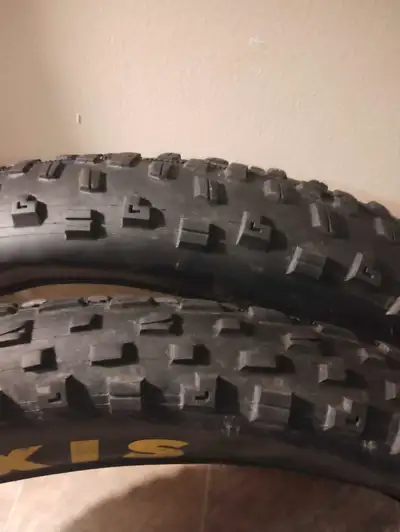 Pneu Maxxis Minions 26x4 encore très bon