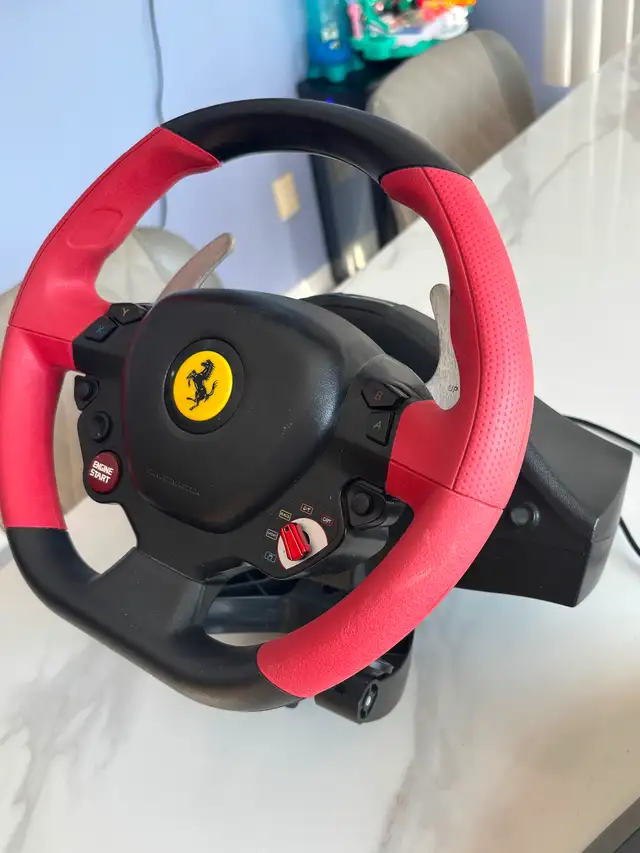 Volant Thrustmaster Ferrari 458 in Xbox Series X & S in Longueuil / South Shore - Image 2