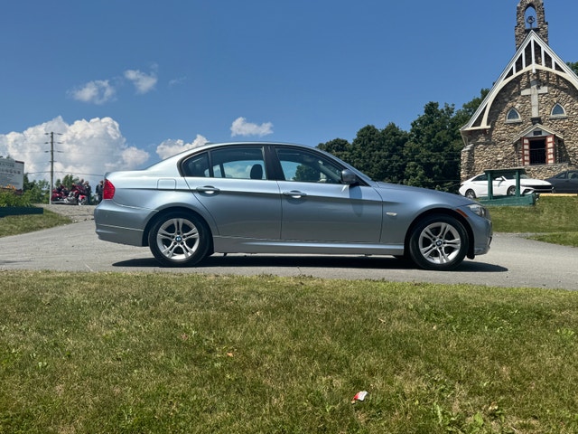 2009 BMW 323i — photo 4