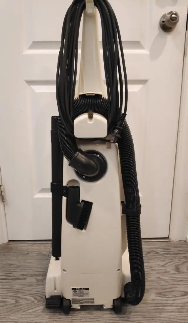 Miele upright vacuum cleaner - Model S177i in Vacuums in City of Toronto - Image 6