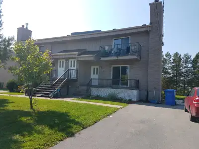 Beau 4 et demi, parfait pour un couple, une petite famille. Situé dans un secteur paisible près des...