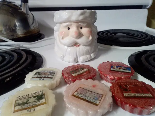 Yankee Candle Santa electric wax warmer in Home Décor & Accents in Barrie - Image 9