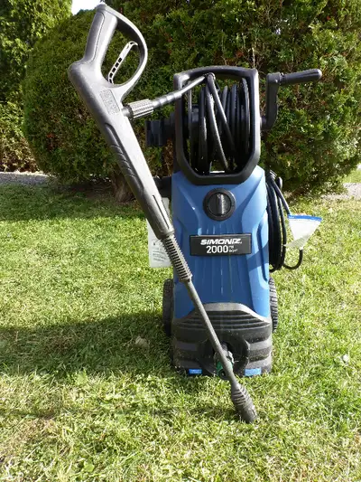 Simoniz 2000 PSI/1.5 GPM Electric Pressure Washer comes with the foam blaster, which was never used....