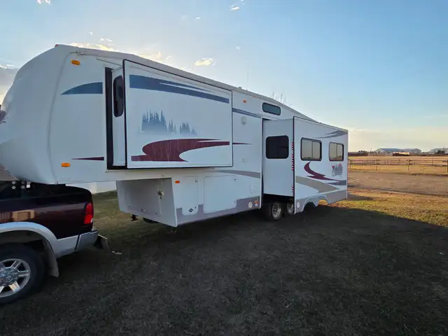 2007 Cardinal 5th Wheel RV in Travel Trailers & Campers in Calgary - Image 3