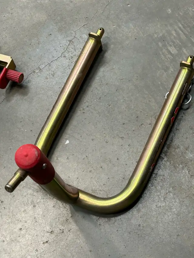 Pit Bull road racing motorcycle stands in Motorcycle Parts & Accessories in Calgary - Image 4