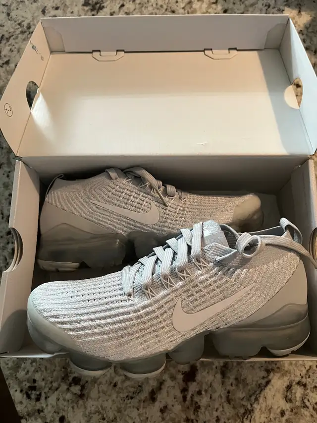 Nike Air Vapormax Flyknit 3 Women's Shoes in Women's - Shoes in City of Montréal - Image 2