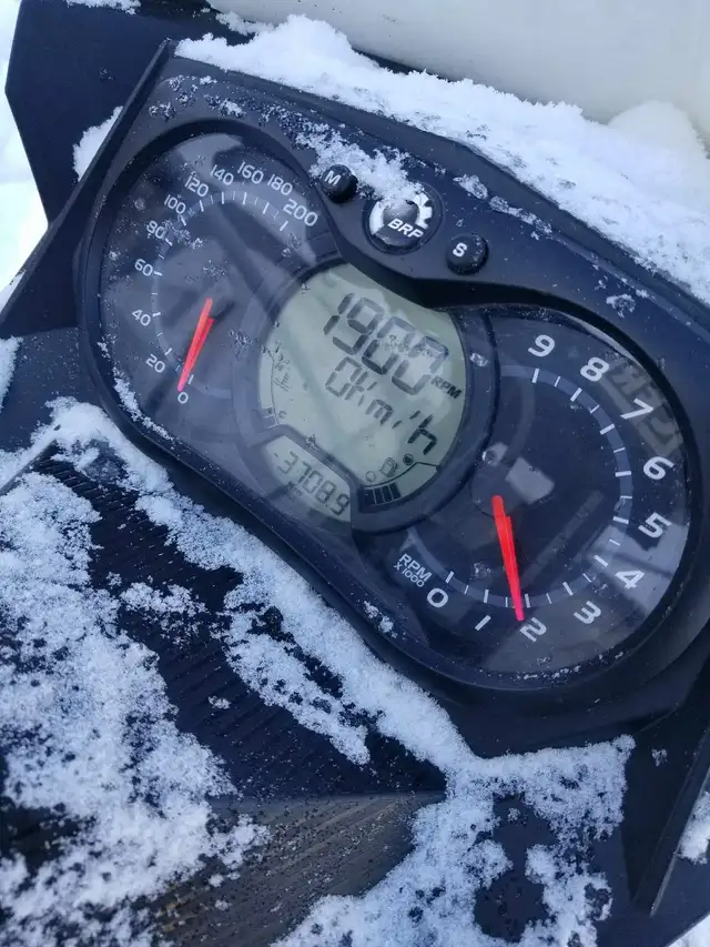 * 2010 Summit 800R long track low km * in Snowmobiles in North Bay - Image 6