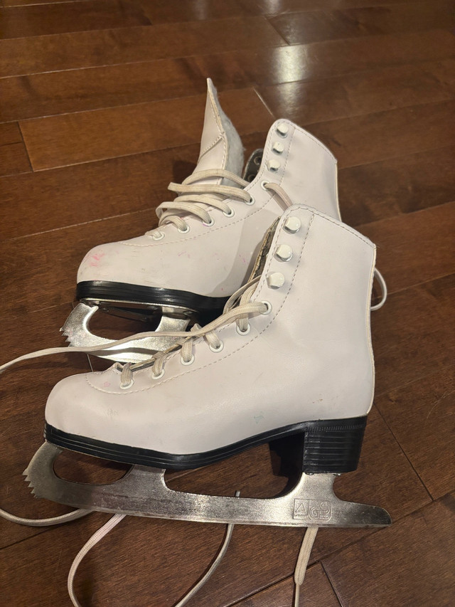 Hespeler Figure Skates Size Junior 1 in Hockey in Edmonton