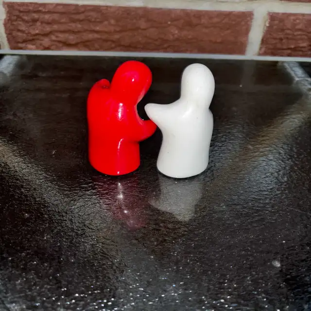 Hugging Ghosts Salt and Pepper Set in Kitchen & Dining Wares in Ottawa - Image 5