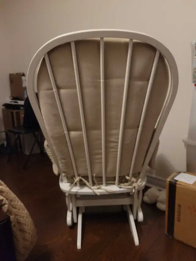 Rocker Chair in Chairs & Recliners in Markham / York Region - Image 5
