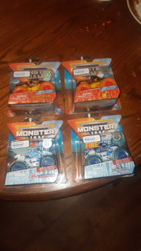 Monster Jam Fire & Ice 1/64 Monster Truck Special Edition set 