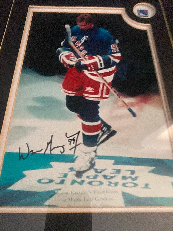 Wayne Gretzky Autographed Print dans Art et objets de collection  à Moncton - Image 2